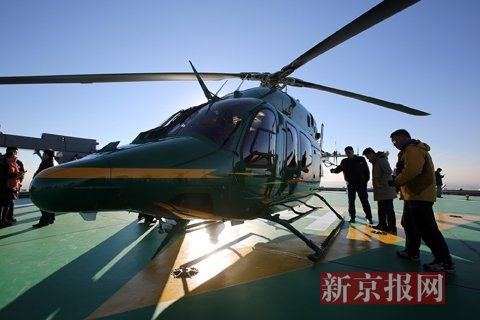 降落在北京国贸三期顶层停机坪的贝尔429型直升机 新京报记者 李冬 摄