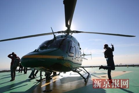 直升机降落在国贸顶层，标志着国贸三期停机坪正式启用 新京报记者 李冬 摄
