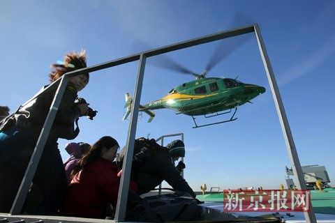 直升机降落中 新京报记者 李冬 摄