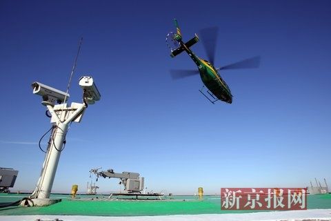 直升机靠近停机坪 新京报记者 李冬 摄