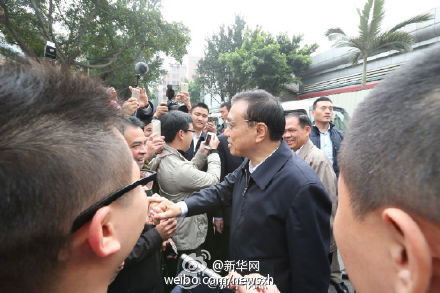 李克强在广州了解外来务工人员生活情况。