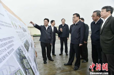 李克强考察危旧房改造征询当地居民意见