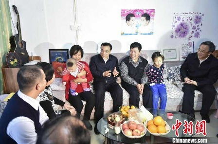 李克强考察危旧房改造征询当地居民意见