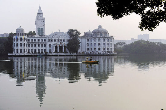 流花湖公园内“白宫”唐苑酒家今年关停，而后将改造成广州首个园林博物院 羊城晚报记者 宋金峪 