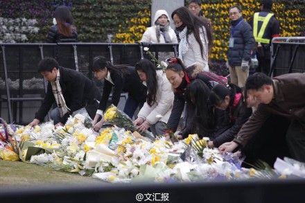 民众为遇难者献花