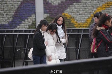 女子忍不住哭泣