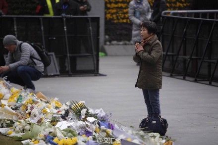 女子悼念遇难者