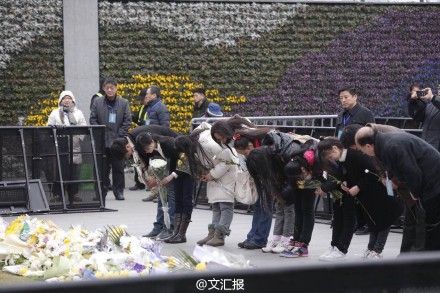 民众向遇难者鞠躬