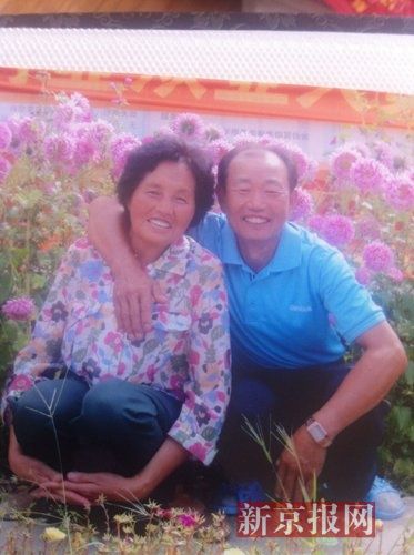 受访人岳父母生前合影。家属供图