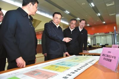      昨天，在广东自贸区南沙片区，李克强察看已成为历史的投资项目“万里审批图”。图/中国政府网