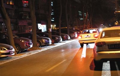 昨日，安贞里小区，树两边和路侧都停满了车。记者走访发现，北京许多老小区面临停车难等问题。新京报记者 浦峰 摄