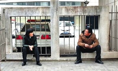 昨日，安徽芜湖中级人民法院门前，于英生的哥哥于宁生和妹妹在等待武钦元案的庭审情况。