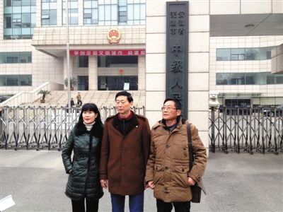 昨日，芜湖中级人民法院门前，于英生和家人留影。当日，害他冤狱17年的“真凶”武钦元受审。