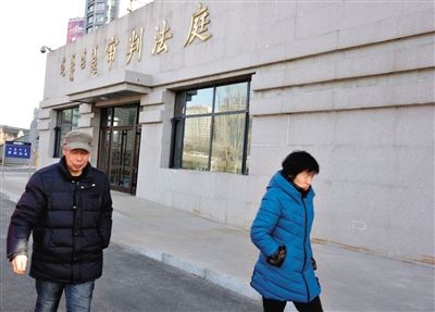 1月5日，呼格吉勒图案嫌疑“真凶”赵志红在呼和浩特市中院第十法庭受审，呼格吉勒图的父母李三仁、尚爱云在庭审中途离场。新华社记者 贾立君 摄