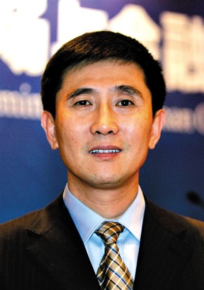 魏新 方正集团原董事长  　　北京大学管理学博士，教授。曾任北京大学教育学院常务副院长、财务部副部长、校办产业管理委员会副主任等职。1999年进入方正集团。