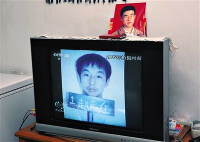  央视焦点访谈栏目播放关于呼格案件的新闻。画面中，赵志红还在监牢，呼格吉勒图已经被枪毙了18年。新京报记者 郭铁流 周岗峰 摄