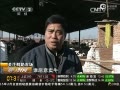 奶农因奶价大跌倒奶