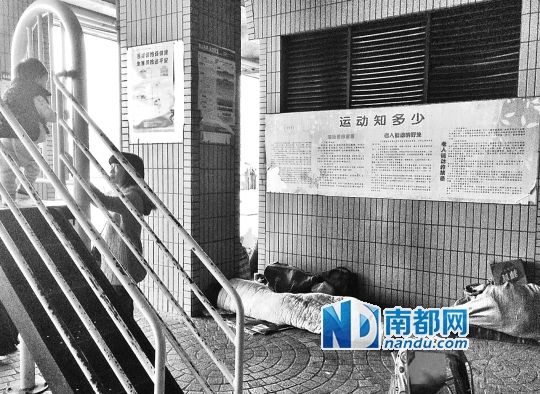 江湾大酒店附近写字楼边文体广场近半被露宿者占据。