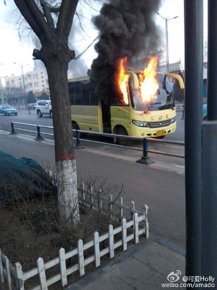 山西河曲一辆公交突发起火 图片来自网络