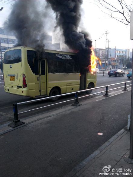 山西河曲一辆公交突发起火 图片来自网络