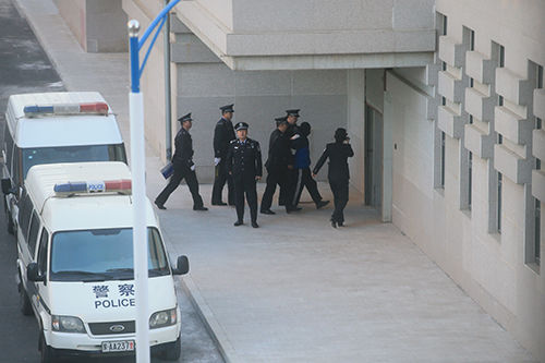 赵志红头戴黑套被带入法院