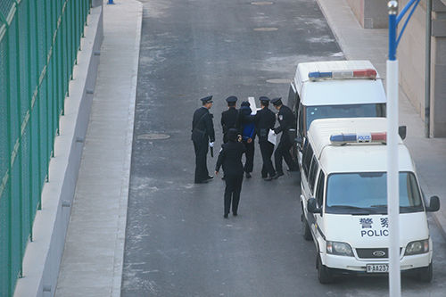 赵志红被押出警车