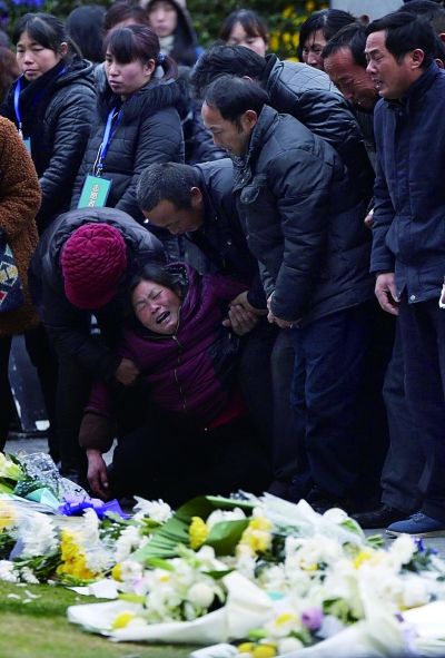 遇难者罗大丽的母亲在亲友陪同下来到陈毅广场祭奠，悲痛难抑 摄/法制晚报记者 吴海浪