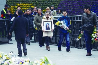 家属们捧着遇难女孩的遗照前来祭奠，女孩清秀的脸庞仍然稚嫩 摄/法制晚报记者 吴海浪