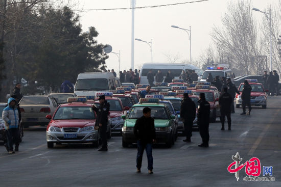 2015年1月4日，辽宁省沈阳市，2015年首个工作日，沈阳数千台出租车集体罢运，表达不满，不少上班族打不到车。交警在现场进行疏导。东方IC