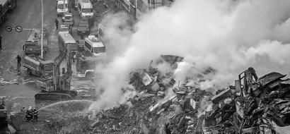 4日，3天来一直奋战在火灾现场的消防员仍在消灭残火 本版图片除视频截图外 新文化特派哈尔滨记者 郭亮 摄 