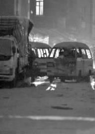 面包车被烧得只剩架子 