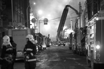 3日22时许，消防队员坚守在现场。京华时报记者谭青摄