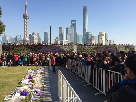 上海市民为踩踏死伤者献花祈愿。
