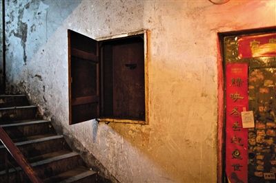 事发地东南侧居民楼内，放置消防栓处并无消防设施。