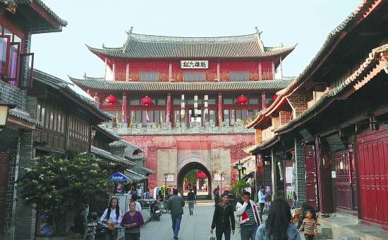 云南巍山古城拱辰楼烧毁前和烧毁后 图为2010年10月31日摄