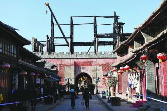 云南巍山古城拱辰楼烧毁前和烧毁后 图为2015年1月3日摄 新华社记者  蔺以光/摄