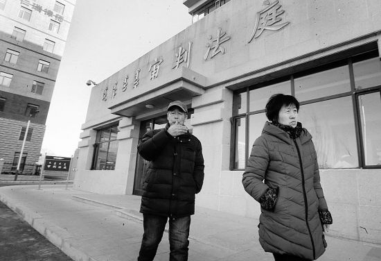 今天上午10点，呼格父母在听取庭审不到半小时后走出 　　摄/法制晚报记者付丁