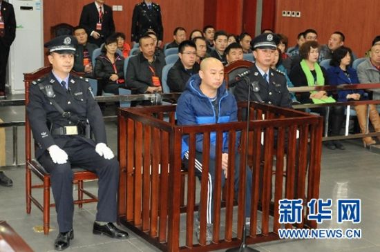   　　1月5日，赵志红在法庭上。当日上午，呼格吉勒图案嫌疑“真凶”赵志红在内蒙古自治区呼和浩特市中级人民法院第十法庭受审，法院公开审理检方指控的赵志红犯抢劫、盗窃罪部分。新华社发